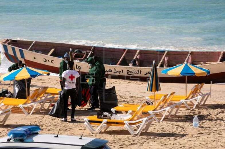 Una patera con 15 inmigrantes subsaharianos arribó este viernes por sus propios medios a Amadores (Foto EFE / Quique Curbelo)